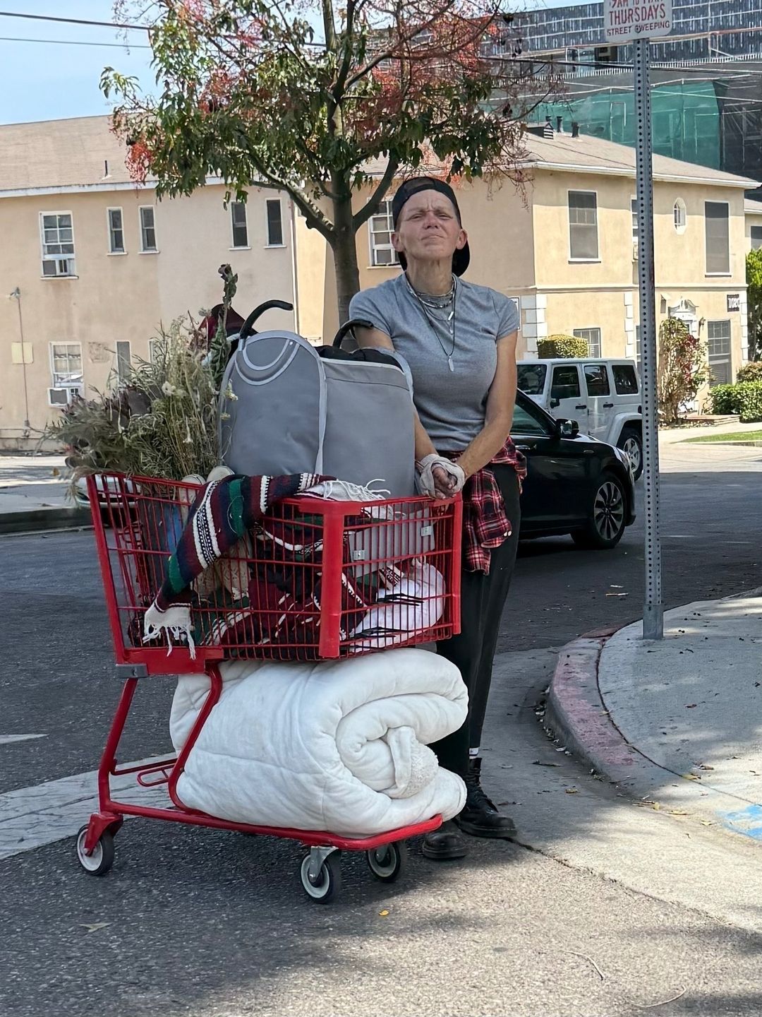 Loni Willison pcha wózek z dobytkiem