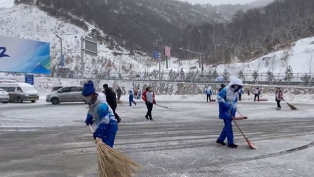 Twitter / Michał Chmielewski / Na zdjęciu: Chińczycy odśnieżający ulicę