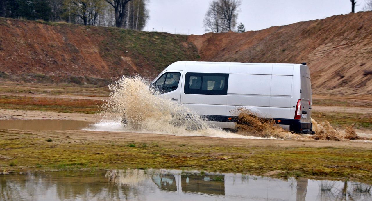 Błoto i piach nie są mu groźne. Master z napędem 4x4 dojedzie tam, gdzie nie da rady zwykłe auto dostawcze