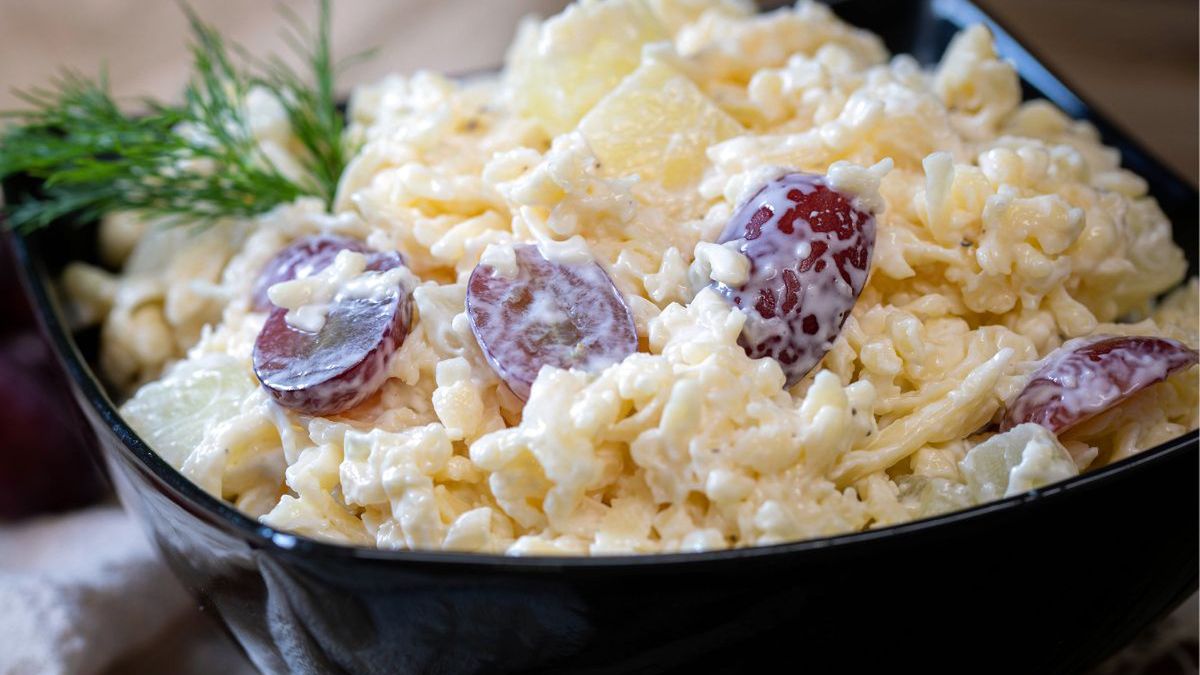 Sałatka z ananasem i marynowanym czosnkiem jest zaskakująca