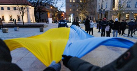 20-metrowa flaga i podświetlony Plac Litewski. Lublin włącza się w obchody Dnia Niepodległości Ukrainy