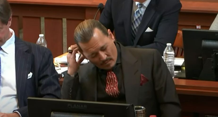 Johnny Depp pokazał NEROWOWĄ REKACJĘ (?), gdy ekspertka mówiła o ofiarach przemocy domowej