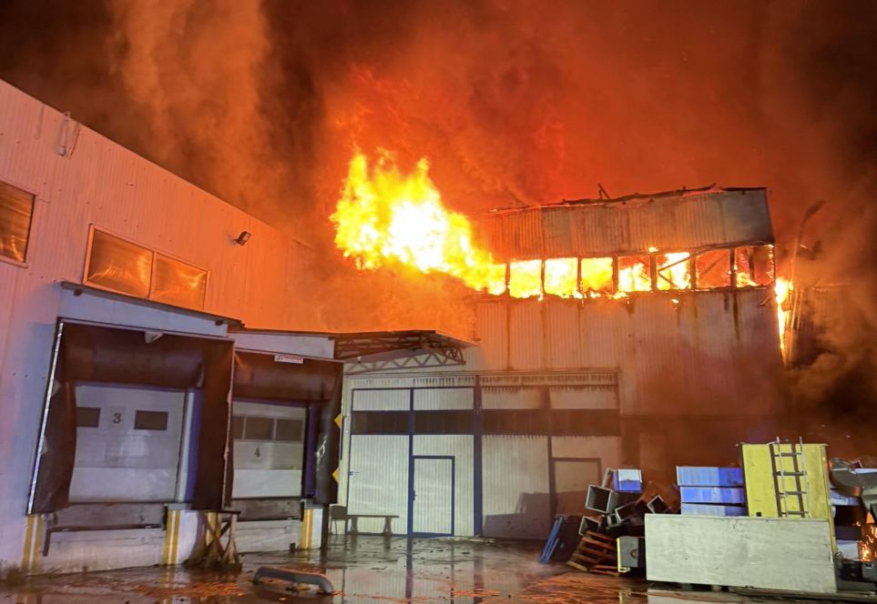 Potężny pożar na Mazowszu. 160 strażaków na miejscu. Były wybuchy