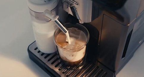 Brad Pitt reklamuje nowy ekspres De'Longhi Eletta Explore