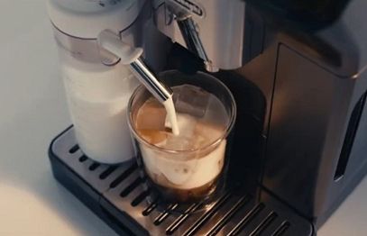 Brad Pitt reklamuje nowy ekspres De'Longhi Eletta Explore