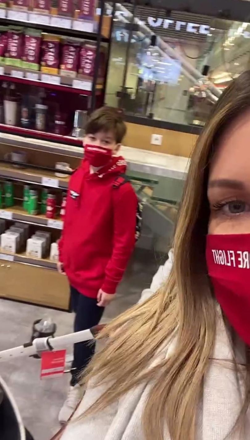 Małgorzata Rozenek i Radosław Majdan pozdrawiają z lotniska przed rodzinną wycieczką