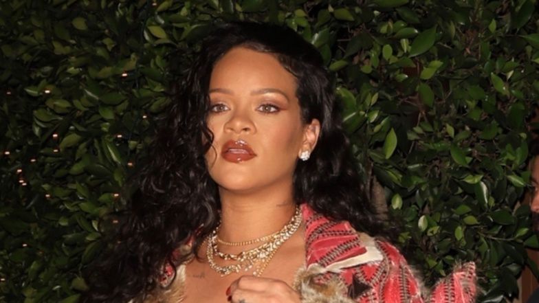 Rihanna w pstrokatej stylizacji eksponuje SPORY BRZUCH i reaguje na doniesienia o rzekomych ZARĘCZYNACH (ZDJĘCIA)