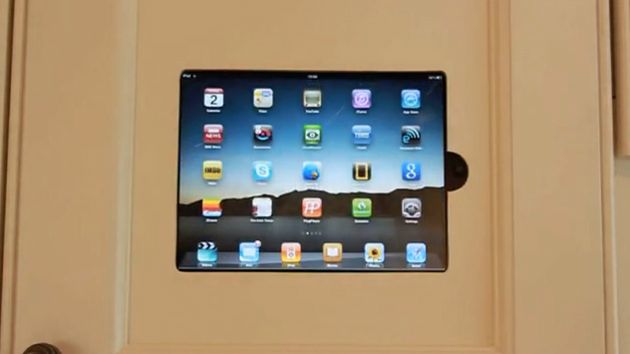 iPad zamontowany w drzwiczkach od szafki kuchennej [wideo]