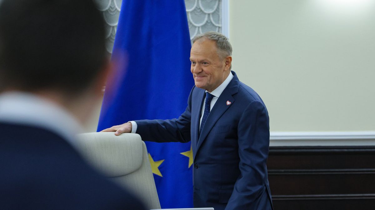 Warszawa, 02.12.2025. Premier Donald Tusk na posiedzeniu rządu w KPRM w Warszawie, 2 bm. Rada Ministrów zajmie się m.in. projektem ustawy o działalności kosmicznej. (mr) PAP/Rafał Guz