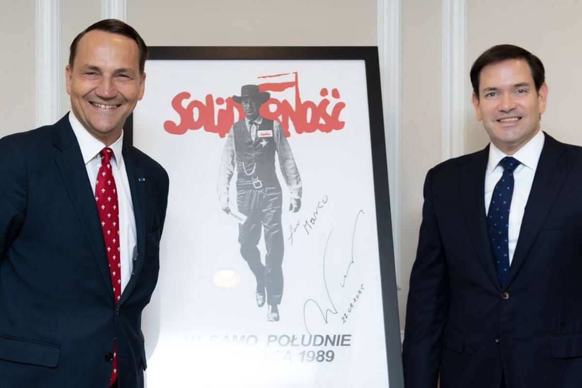 Historyczny plakat trafił do USA. Sikorski podarował go Rubio