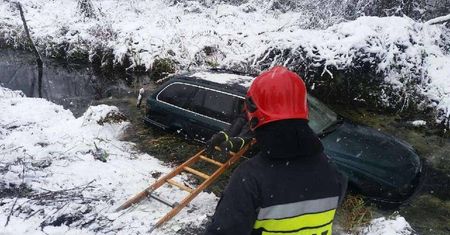 Na łuku drogi straciła kontrolę nad BMW. Auto wpadło do rozlewiska [zdjęcia]