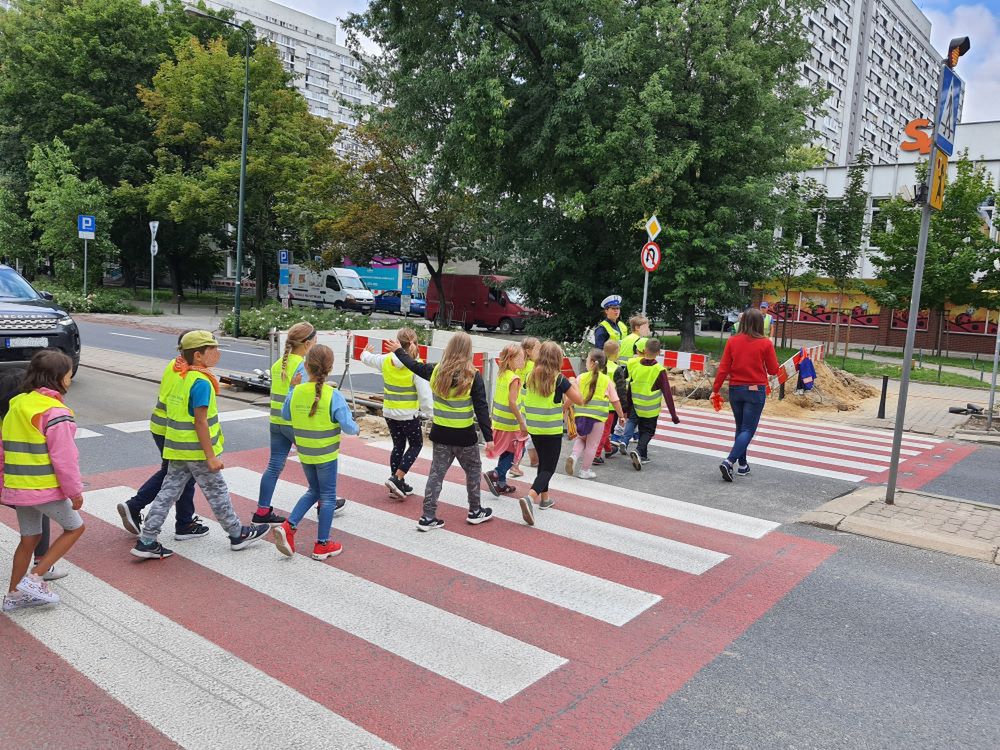 Warszawa. O bezpieczeństwo dzieci w drodze do szkoły dba stołeczna policja. Każdy może też do 3 września zgłosić swoje uwagi dotyczące organizacji ruchu drogowego w okolicach placówek oświatowych (Policja)