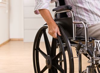 Opiekun niepełnosprawnego z prawem do zasiłku i emerytury