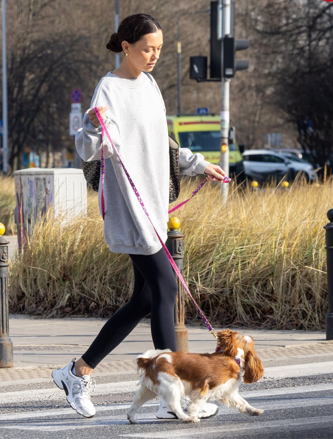 Naturalna Edyta Zając spaceruje z pieskiem