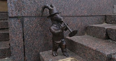 Koziołek Onufry stanął na schodach ratusza. Podobnych figurek ma być więcej