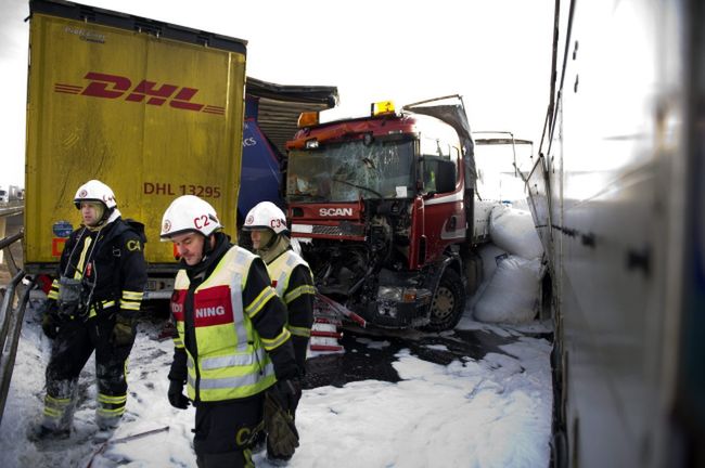 Szwecja: trzy ofiary karambolu. Zderzyło się 50 samochodów