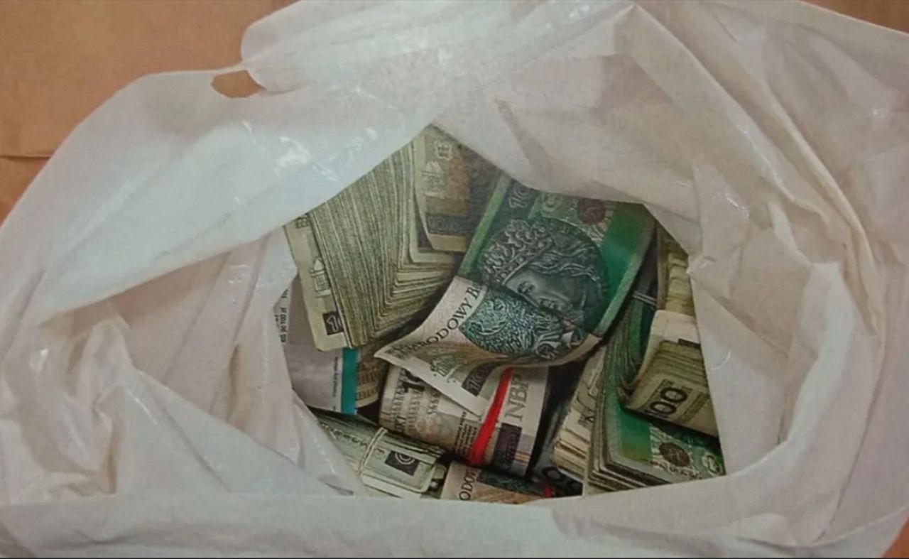 Seniorka odebrała telefon z zastrzeżonego numeru. Straciła oszczędności