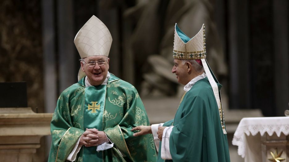 Kardynał Kevin Joseph Farrell (po lewej) zastępuje papieża