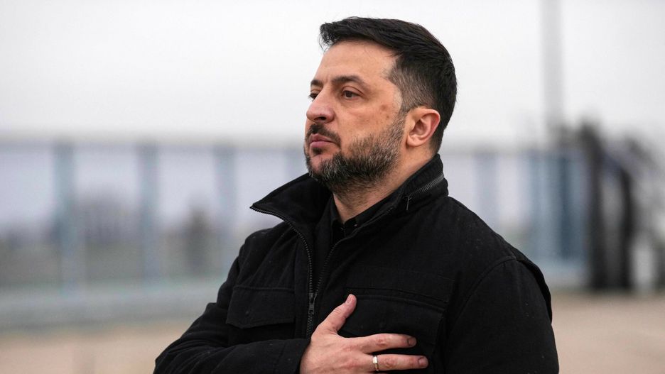 Prezydent Ze?enski we Francji
Ukraine's President Volodymyr Zelensky listens his national anthem as he arrives at the Villacoublay air base, in Velizy-Villacoublay, near Paris on November 17, 2025. Ukraine's President visits Paris on November 17, in a new bid to secure weaponry to defend his country against increasingly lethal Russian missile and drone attacks. His visit is part of a brief tour of his western allies. (Photo by Christophe Ena / POOL / AFP)
CHRISTOPHE ENA