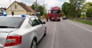 Pieszy zginął pod kołami ciężarówki. Na miejscu pracują policjanci