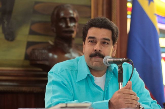 Hugo Chavez rządzi ze szpitala. Maduro go broni