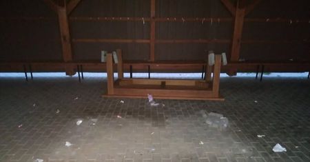 Wiata dla morsów za blisko 300 tys. zł służy młodzieży jako miejsce do libacji. Przewrócony stół, pobite butelki, pełno śmieci