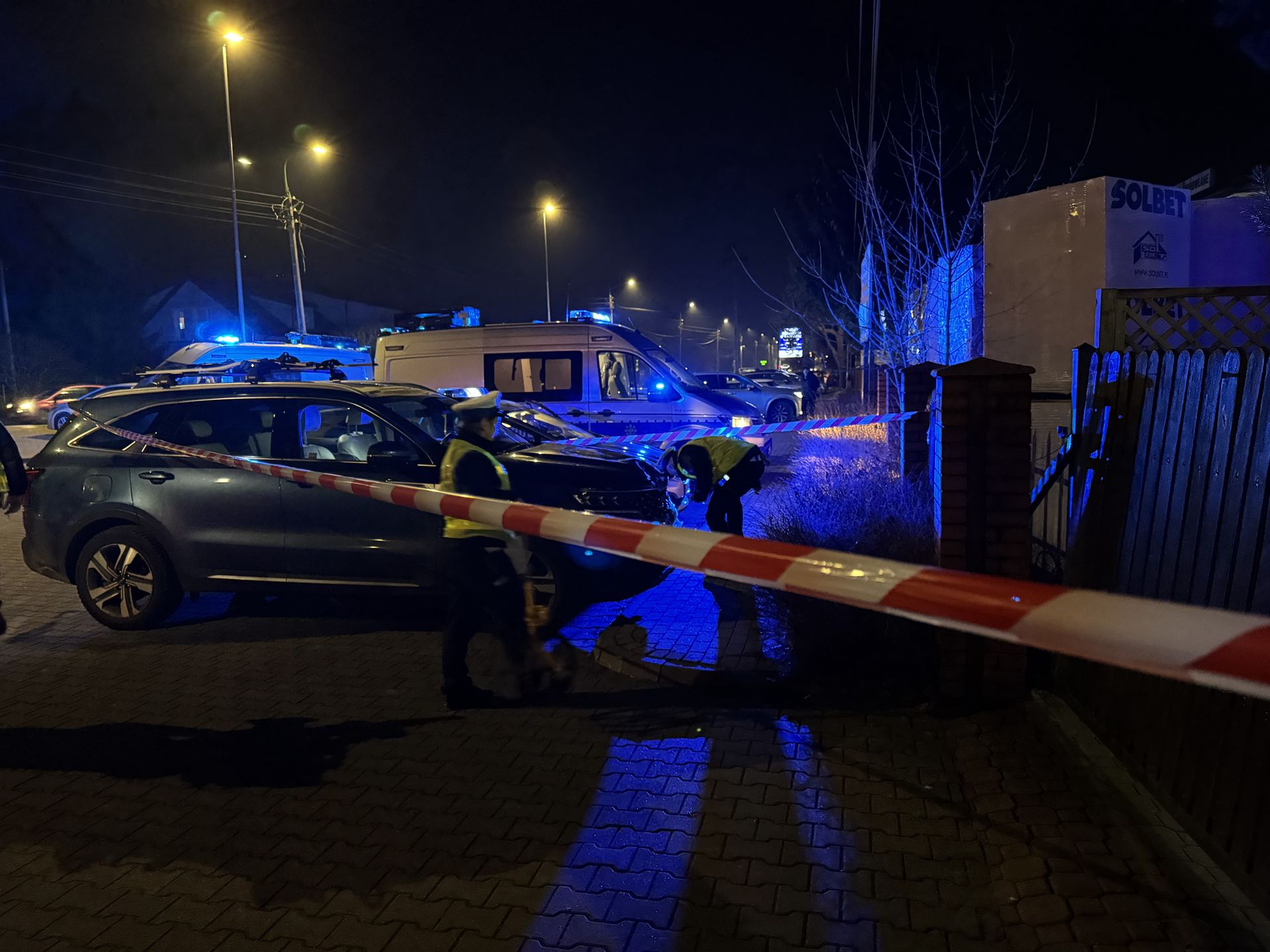 Poważny wypadek przed szkołą w Wesołej. Wśród rannych są dzieci