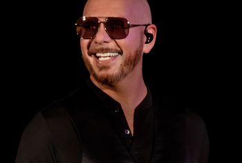 Pitbull w Warszawie. Gwiazdor rozpali Narodowy