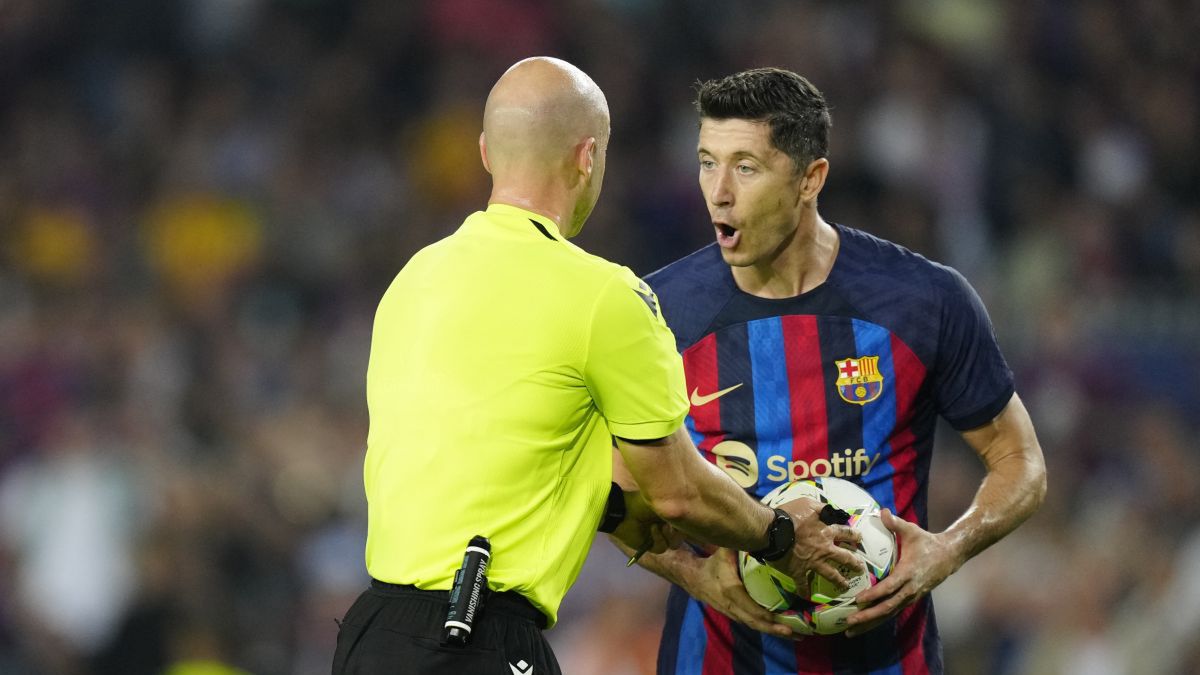 PAP/EPA / Enric Fontcuberta / Na zdjęciu: sędzia Anthony Taylor i Robert Lewandowski