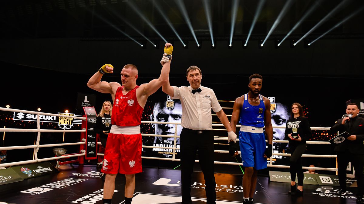 Materiały prasowe / PZB / Mariusz Konfiszer / Michał Jarliński (z lewej) zwycięża na gali Suzuki Boxing Night 34