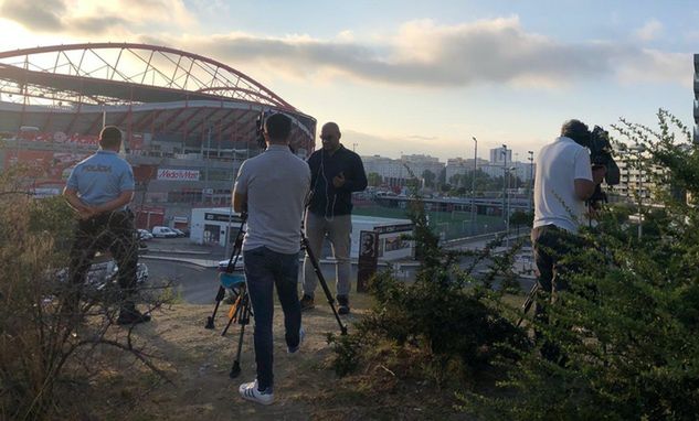 Dziennikarze rozstawieni na wzgórzu z widokiem na stadion / fot. Maciej Rogowski