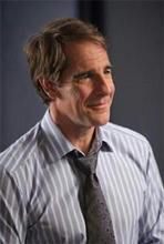 Scott Bakula patrzy w HBO