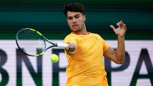 Alcaraz zwycięski, choć z problemami. Szybka robota Miedwiediewa