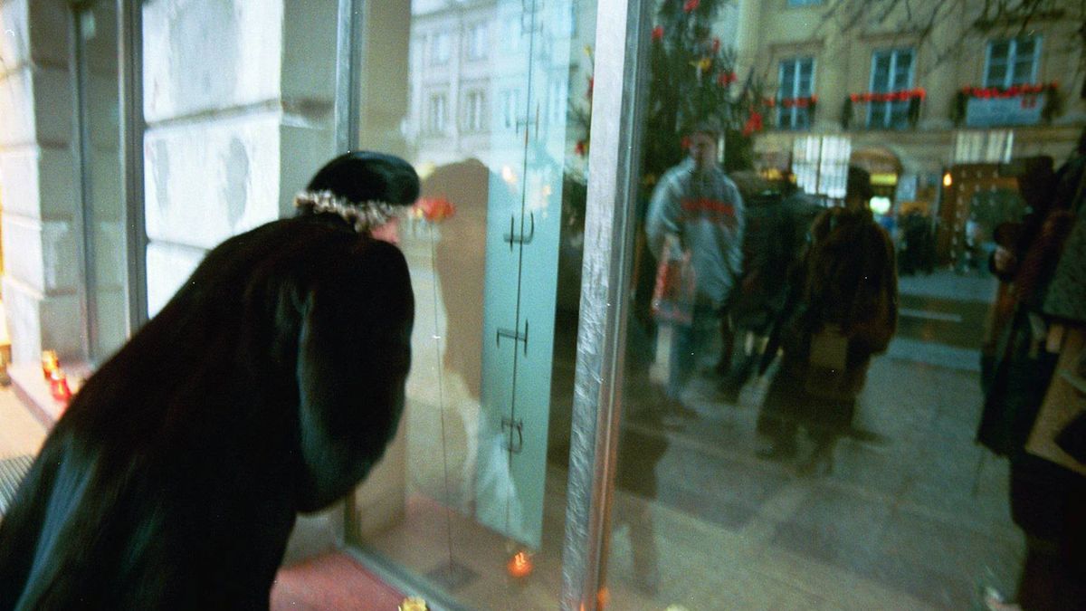 Grudzień 1997. Znicze przed butikiem Ultimo