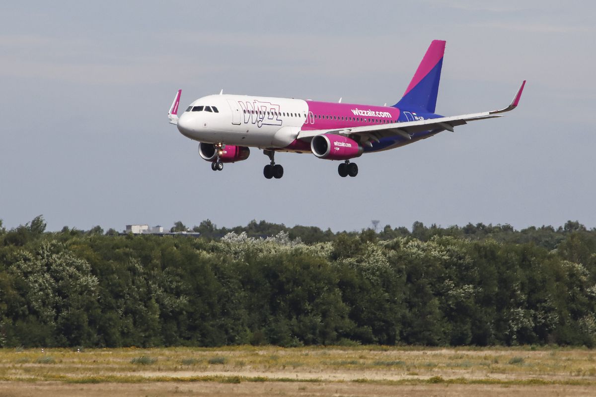 Лоукостер Wizz Air втратив багаж всіх пасажирів, які були на борту літака (Photo by Nicolas Economou/NurPhoto via Getty Images)