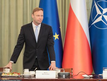 Prawa ręka Dudy reaguje na wpis Tuska. "Tak kozaczy"