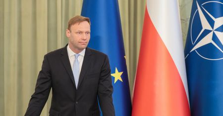Prawa ręka Dudy reaguje na wpis Tuska. "Tak kozaczy"