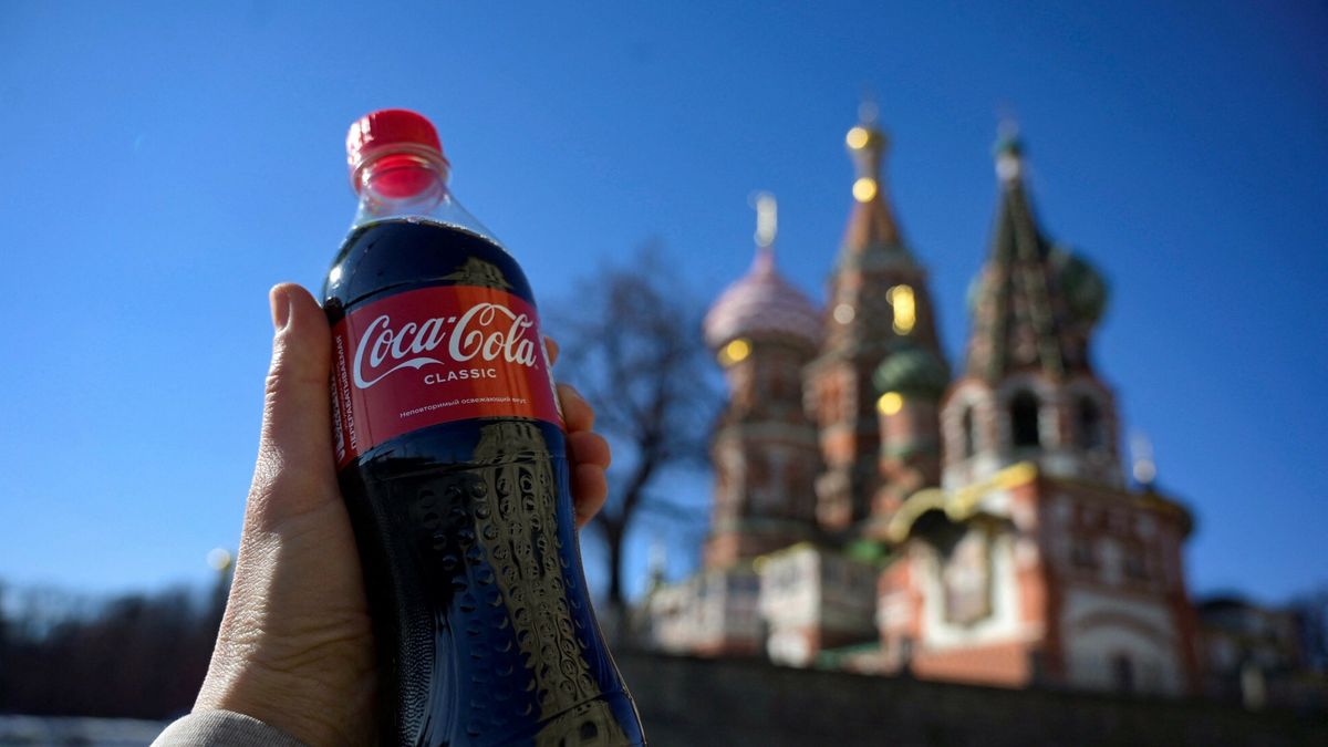 Kolejne ?wiatowe koncerny wycofuj? si? z RosjiA bottle of Coca Cola is pictured in front of St. Basil's Cathedral in central Moscow on March 9, 2022. - McDonald's, Coca-Cola and Starbucks on March 8, 2022 bowed to public pressure and suspended their operations in Russia, joining the international corporate chorus of outrage over Moscow's invasion of Ukraine. Several of these companies, symbols of American cultural influence in the world, have been the subject of boycott calls on social media as investors have also begun to ask questions about their presence. (Photo by AFP)-