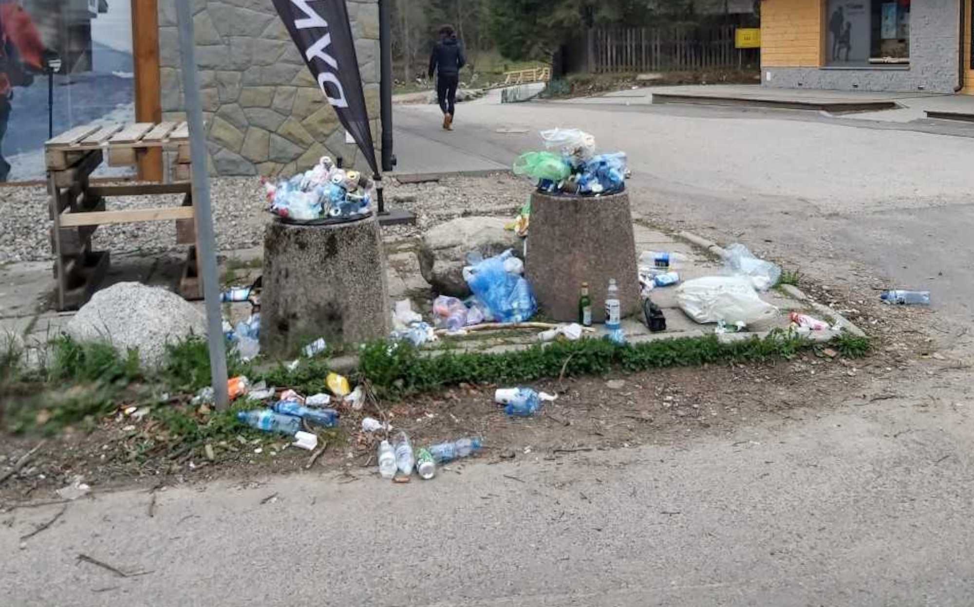 Śmieci wysypują się z koszy