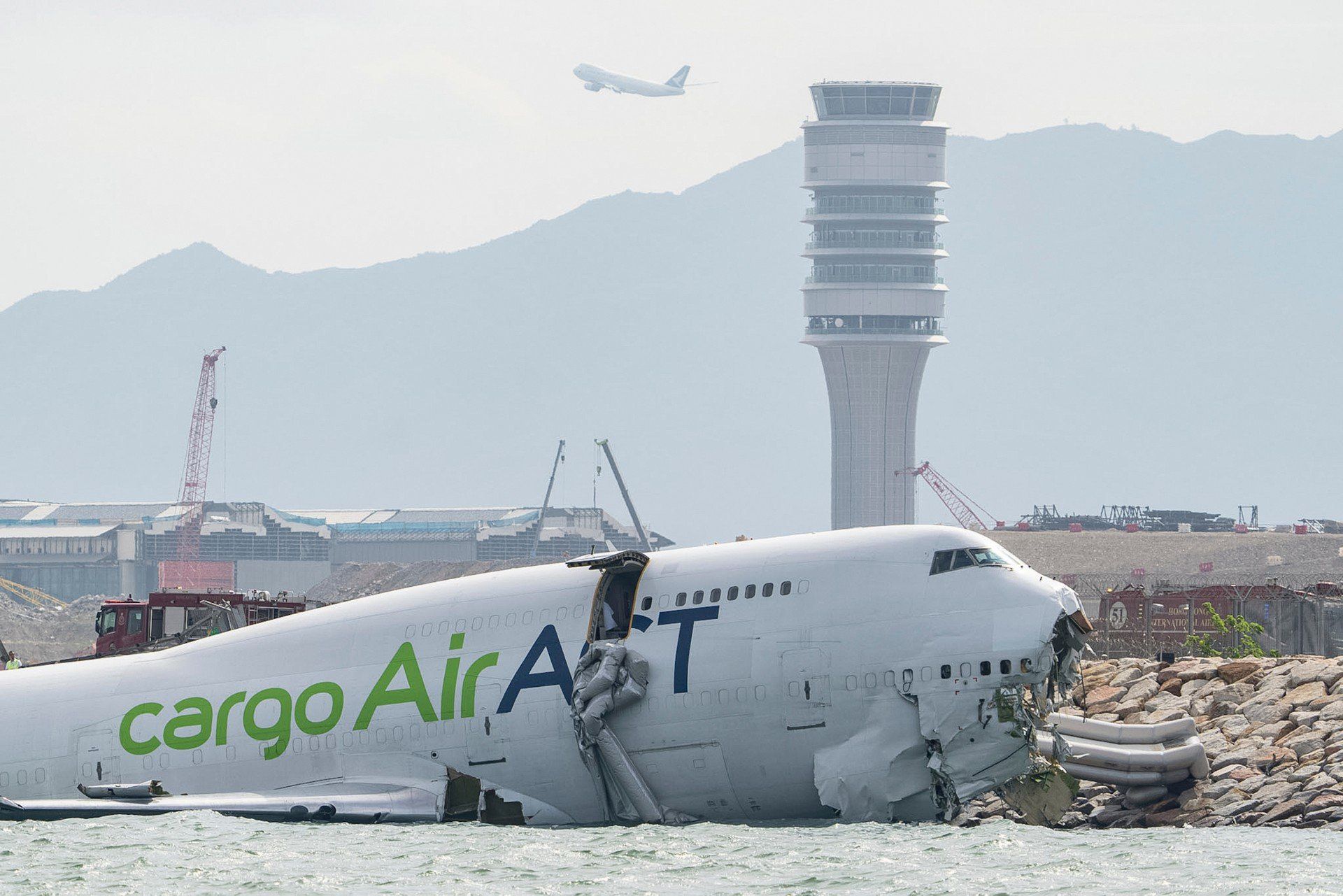 Samolot transportowy wpad? do morza w Hongkongu