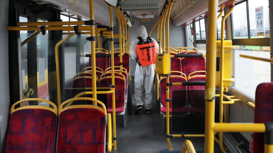 Warszawa. Liczba pasażerów komunikacji spadła o prawie 60 proc.