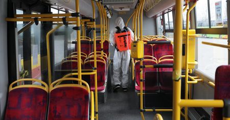 Warszawa. Liczba pasażerów komunikacji miejskiej spadła o prawie 60 proc.