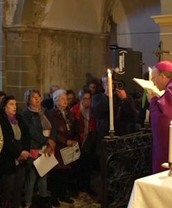 Dantejskie sceny w Hiszpanii. Ludzie modlą się o deszcz w kościołach