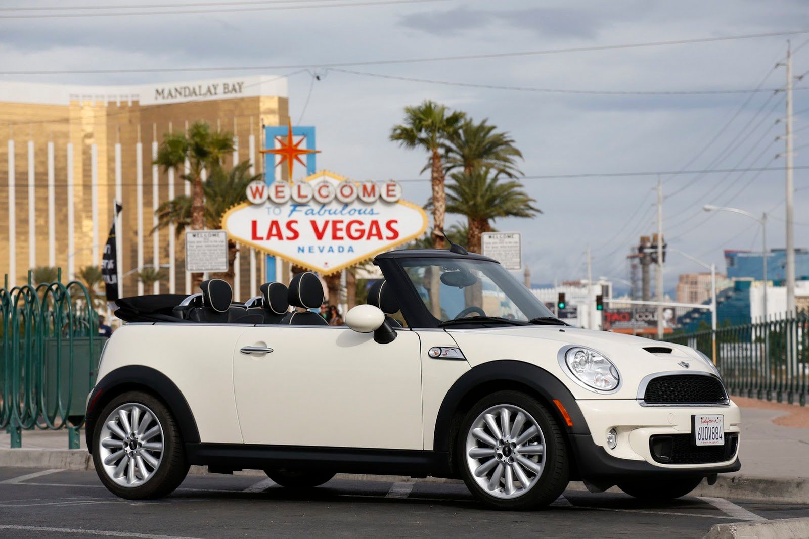 Galeria Mini jako celebracja sprzedaży półmilionowego egzemplarza w USA 172