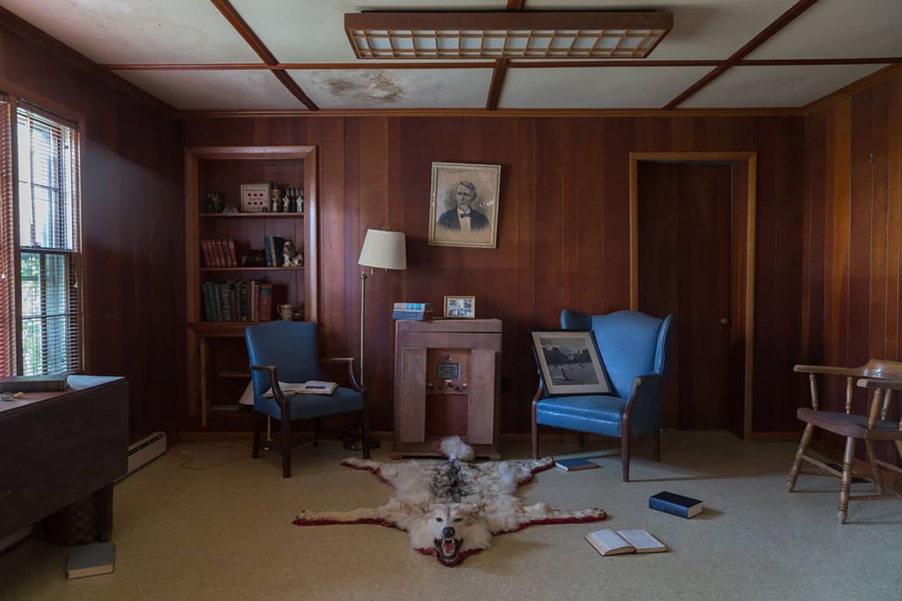 Fotograf odnalazł opuszczony dom lekarza. Wygląda jak miejsce z horroru