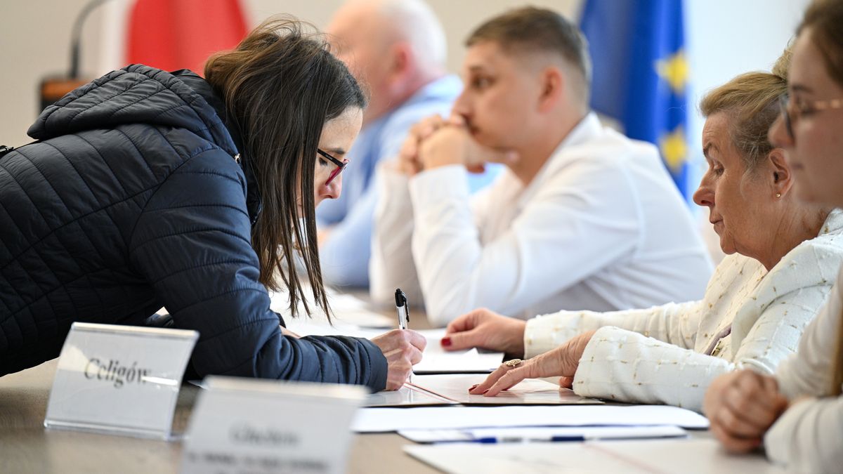 g�osowanie w wyborach prezydenta RP
G�uch�w, 18.05.2025. Wybory prezydenta RP - I tura.  G�osowanie w lokalu wyborczym w G�uchowie k. Rawy Mazowieckiej, 18 bm. Trwa g�osowanie w I turze wybor�w prezydenta RP. Do jego zako�czenia obowi�zuje cisza wyborcza. (aldg) PAP/�ukasz Szel�g
�ukasz Szel�g
g�os, g�osowa�, g�osowanie, I tura, lokal wyborczy, prezydenckie, prezydenta rp, wybory