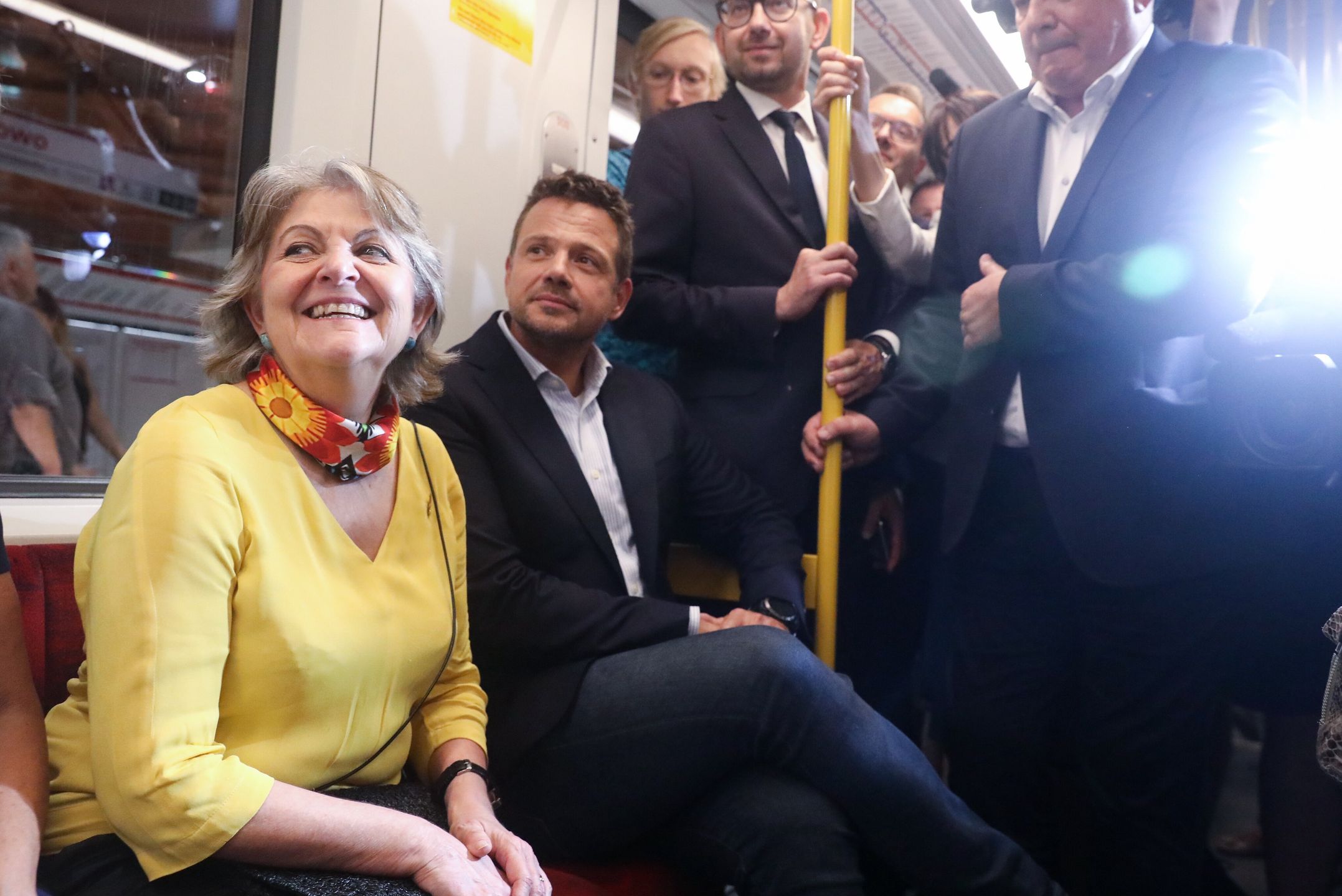 Warszawa, 30.06.2022. Prezydent stolicy Rafał Trzaskowski (2L) i Europejska Komisarz ds. Polityki Regionalnej Elisa Ferreira (L) w pociągu metra w Warszawie, 30 bm. Politycy wzięli udział w konferencji prasowej dot. otwarcia nowego odcinka drugiej linii metra, obejmującego stacje Ulrychów i Bemowo. (aldg) PAP/Tomasz Gzell