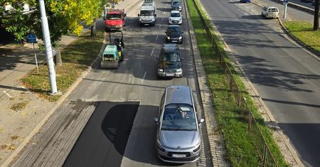 Kolejny dzień z korkami na al. Andersa. Drogowcy kończą układać asfalt na najbardziej zniszczonych odcinkach