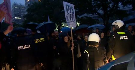 Zatrzymani za napaść na policjantów. Nie przyznają się