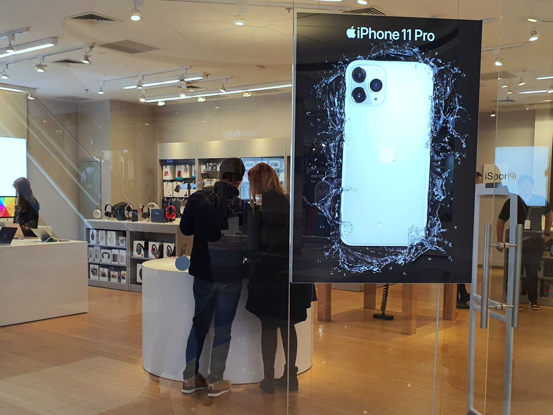 iPhone 11: zrobiłem sobie wycieczkę po Warszawie, by go kupić. Nie kupiłem 2